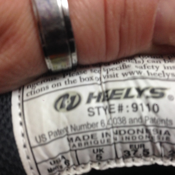 Heely's kids sneakers with wheels attachment NEW - Picture 1 of 4